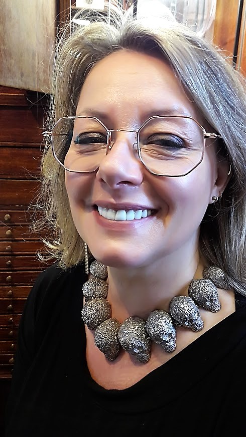 collier vanitas portée par Anne Desmarest de Jotemps